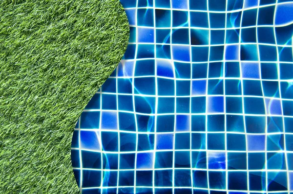Отражение голубой воды в бассейне и траве — стоковое фото