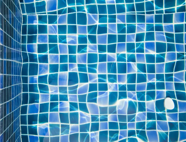 Отражение голубой воды в бассейне — стоковое фото