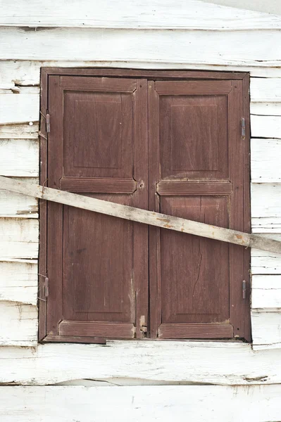Weißes Holz der Wand mit Fensterrahmen — Stockfoto
