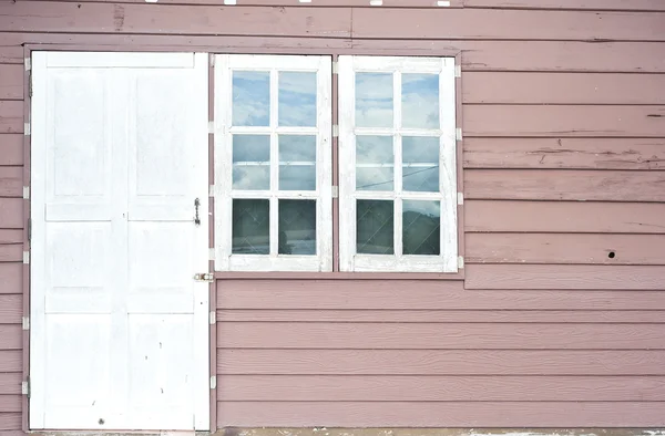Weißes Holz der Wand mit Fensterrahmen — Stockfoto
