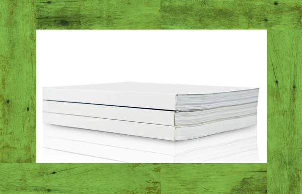 Boek met blanke pagina op groen hout frame — Stockfoto
