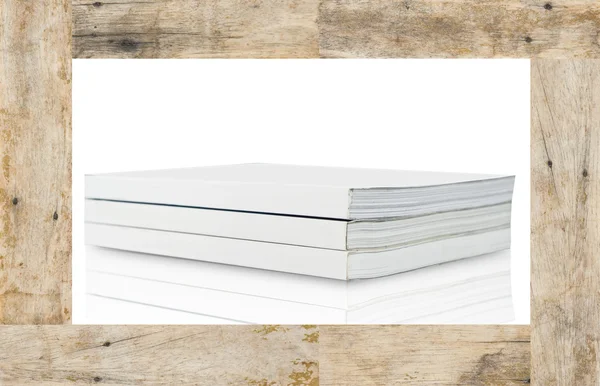 Boek met blanke pagina op houten frame — Stockfoto