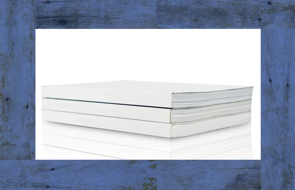 Boek met blanke pagina op blauwe hout frame — Stockfoto