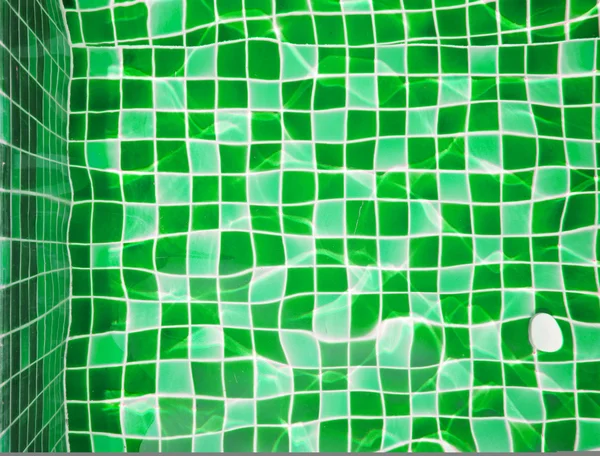 Refection van het groene water in het zwembad — Stockfoto