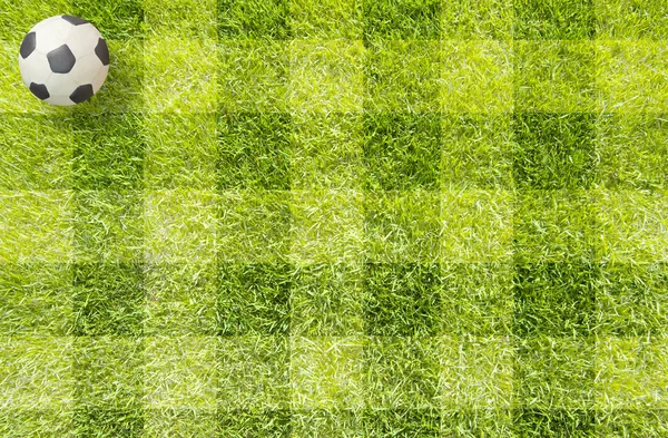 草の背景にプラスチシン サッカー — ストック写真