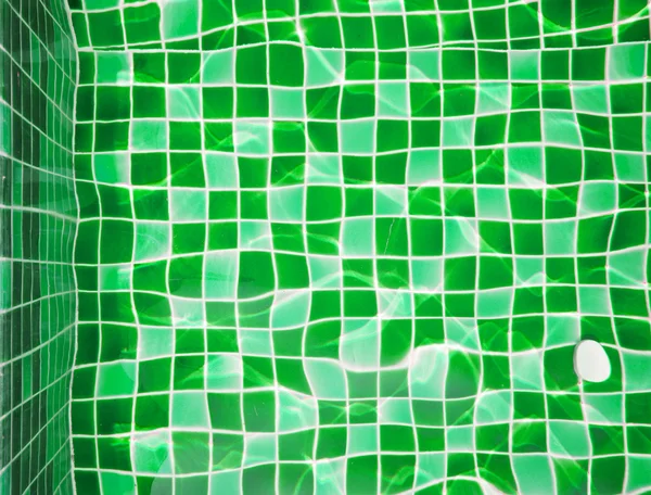Reflektion von grünem Wasser im Schwimmbad — Stockfoto