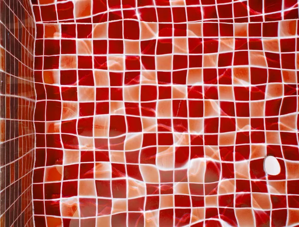 Reflektion von rotem Wasser im Schwimmbad — Stockfoto