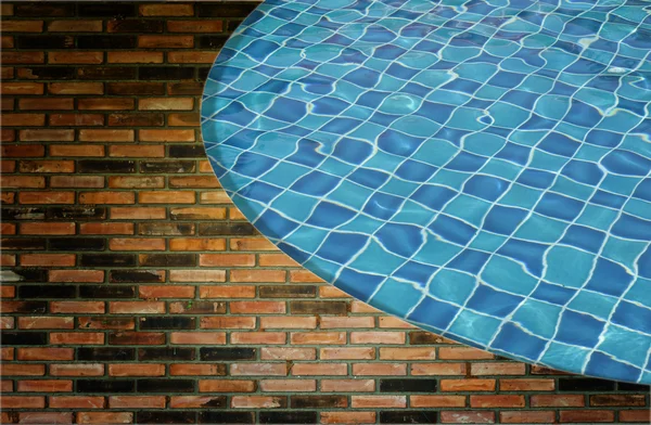 Yüzme havuzunda ve duvar arka plan mavi dalga su — Stok fotoğraf