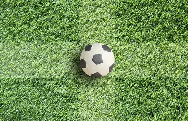 çim zemin üzerine hamuru futbol