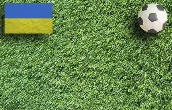 Fotbal plastic pe fundal de iarbă — Fotografie, imagine de stoc