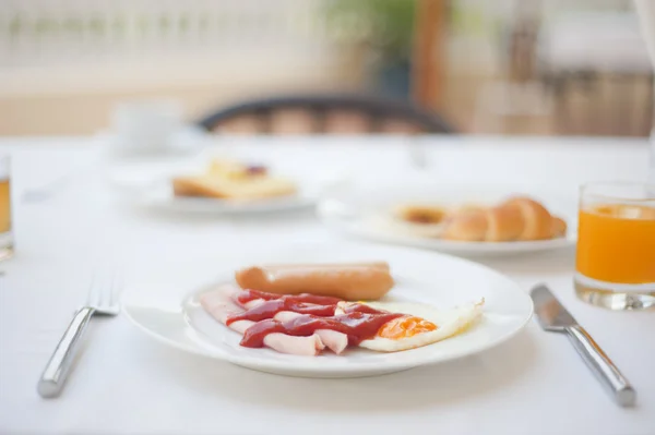 Frühstücksspeck und Ei auf dem Tisch — Stockfoto