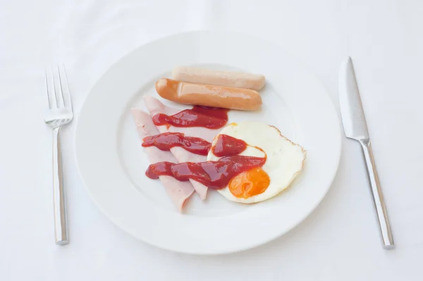 Sarapan daging babi dan telur di atas meja — Stok Foto