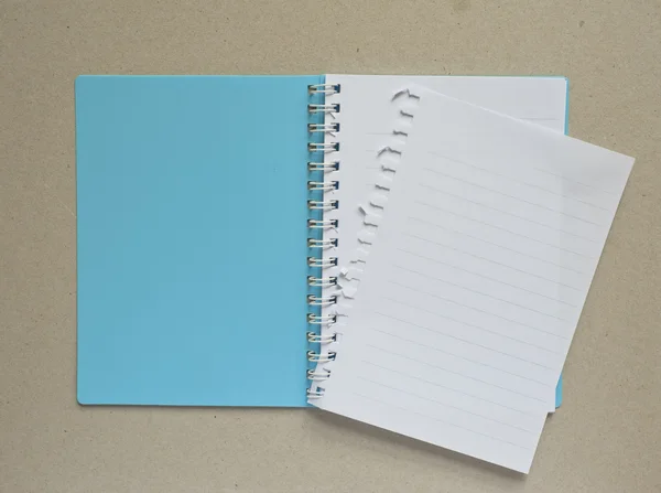 Leeres Notizbuch auf braunem Hintergrund — Stockfoto
