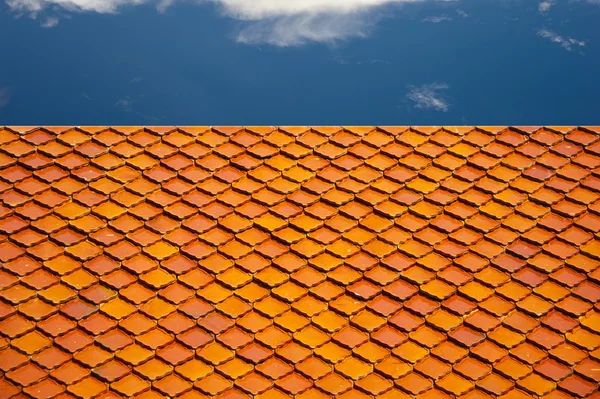Rotes Dach und wolkenverhangener Himmel — Stockfoto