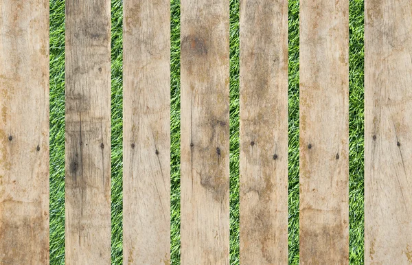 Oud hout op gras achtergrond — Stockfoto