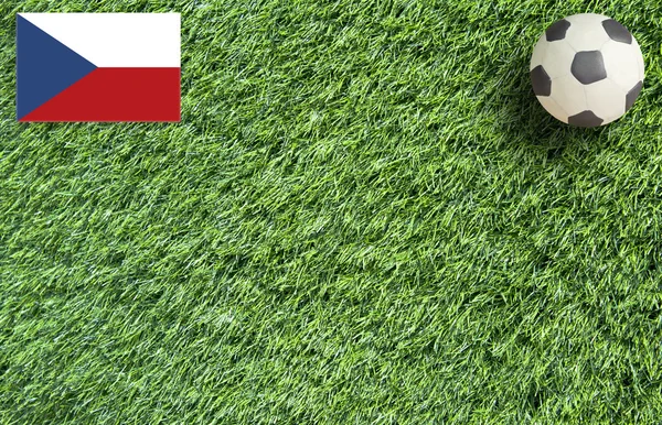 Plasticine voetbal op gras achtergrond — Stockfoto