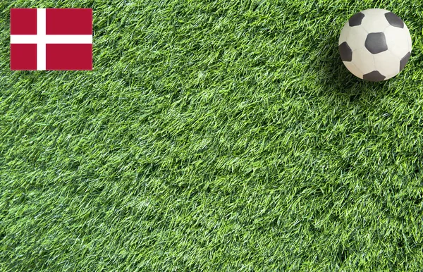 Пластиковый футбол на фоне травы — стоковое фото