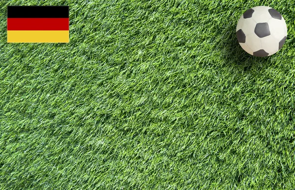 Modellera fotboll på gräs bakgrund — Stockfoto
