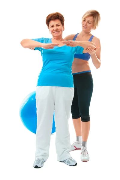 Ανώτερος γυναίκα κάνει άσκηση γυμναστήριο — Φωτογραφία Αρχείου