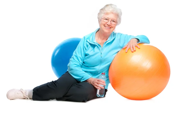 Äldre kvinna i gym — Stockfoto