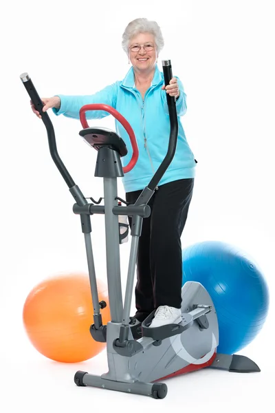 Starszy kobieta ćwiczenia na silnik krokowy — Zdjęcie stockowe