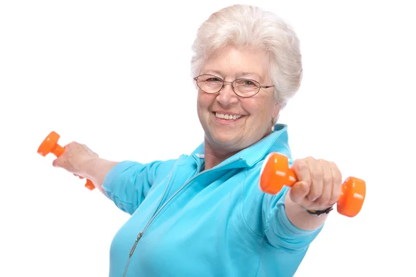 Äldre kvinna som arbetar med vikter i gymmet — Stockfoto