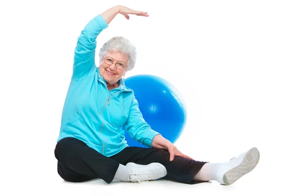 Mujer mayor haciendo ejercicios de estiramiento — Foto de Stock
