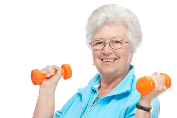 Attraktive Seniorin im Fitnessstudio — Stockfoto