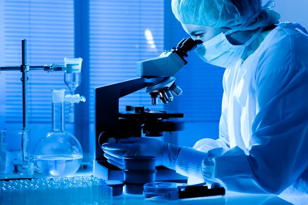 Wetenschapper werkzaam in het laboratorium — Stockfoto