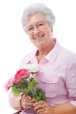 Bir demet çiçekli yaşlı kadın.