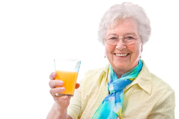 Femme âgée avec un verre de jus — Photo