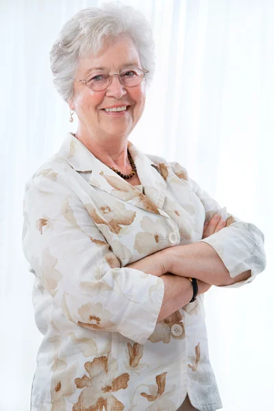 Boldog idősebb nő, mosolygós — Stock Fotó