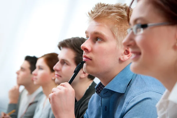 Sınıftaki bir grup öğrenci — Stok fotoğraf