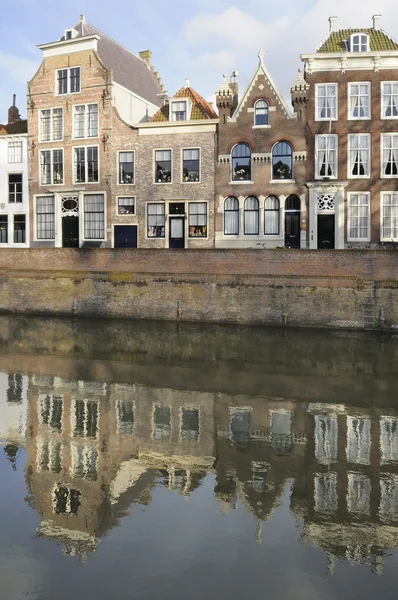 Gamla hus och kanalen på dammen, middelburg — Stockfoto