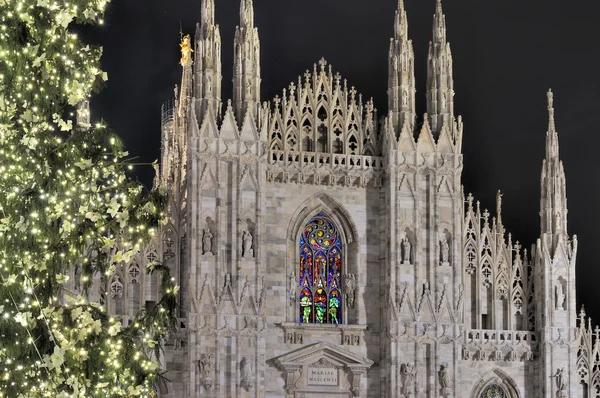 Torens van de kathedraal met Kerstmis, Milaan — Stockfoto