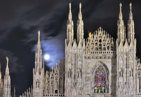 Luna sui campanili del Duomo, Milano — Foto Stock