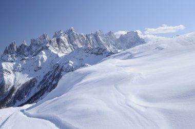 karlı yamaç ve soluk aralığı, dolomites