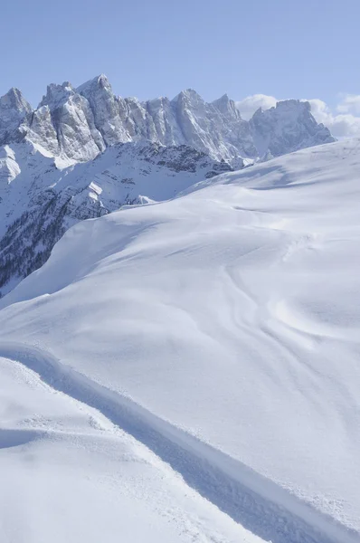 Alcance pálido e encosta nevada, dolomitas — Fotografia de Stock