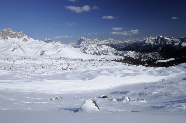 Neve e rochas, San Pellegrino pass, dolomitas — Fotografia de Stock
