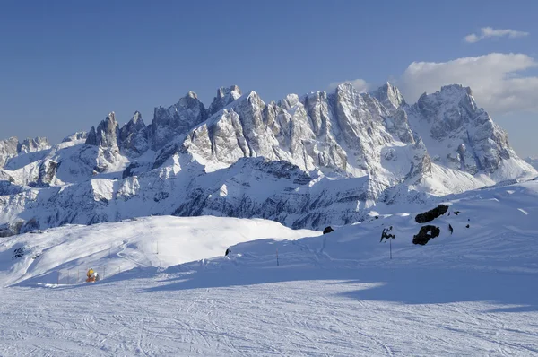 Blasse Bergkette und Skipiste, Dolomiten — Stockfoto