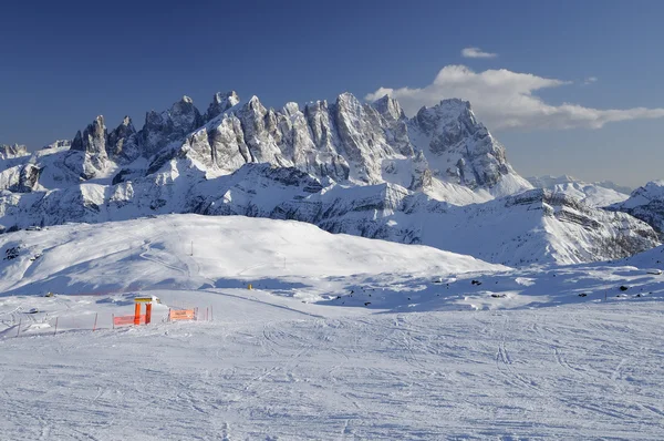 Skrzyżowania tras narciarskich i zakres blady, Dolomity — Zdjęcie stockowe