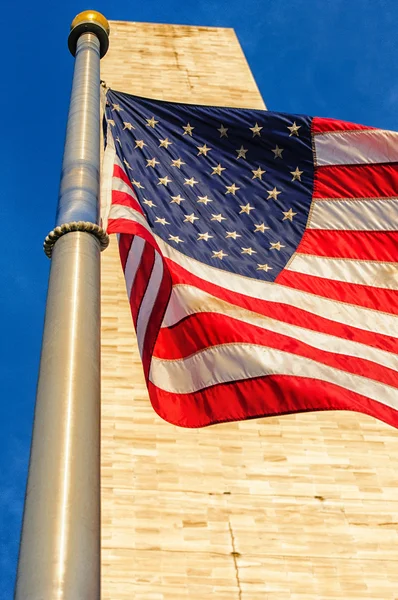 Pomnik Waszyngtona i amerykańską flagę — Zdjęcie stockowe