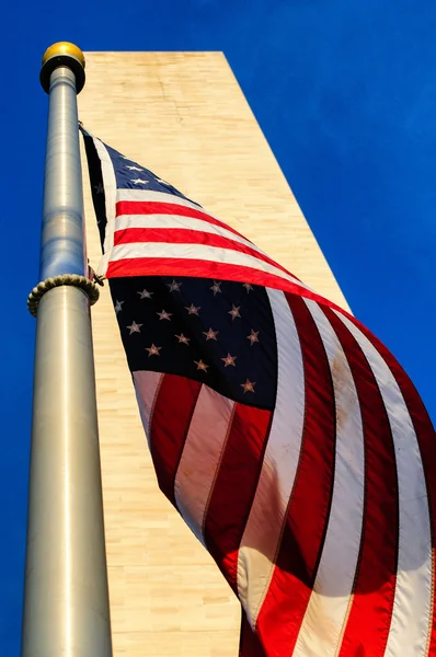 Monumento a Washington y bandera americana —  Fotos de Stock
