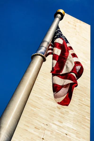 Монумент Вашингтона і американський прапор — стокове фото