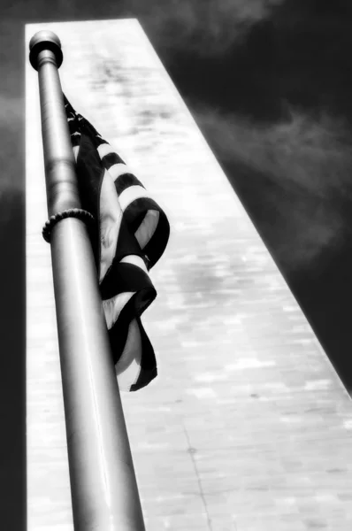 ワシントン記念塔とアメリカの国旗 — ストック写真