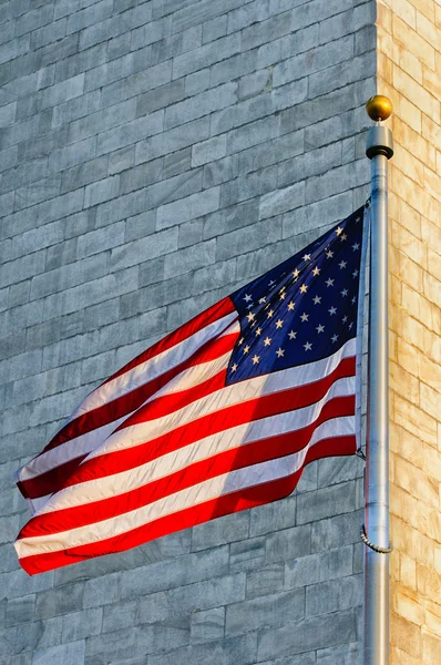 Monumento a Washington e Bandeira Americana — Fotografia de Stock