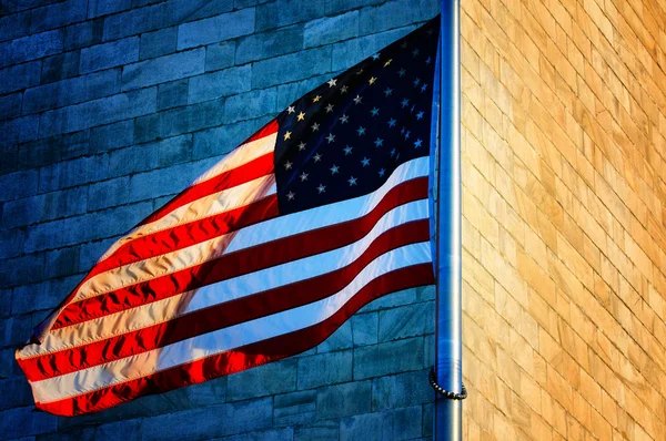 Washington monument en Amerikaanse vlag — Stockfoto