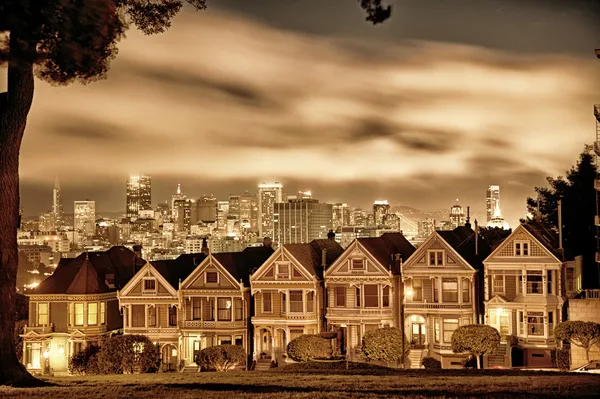 アラモ スクエアで、サンフランシスコのビクトリア朝の家 — ストック写真