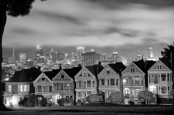 San Francisco skyline від площі Аламо — стокове фото