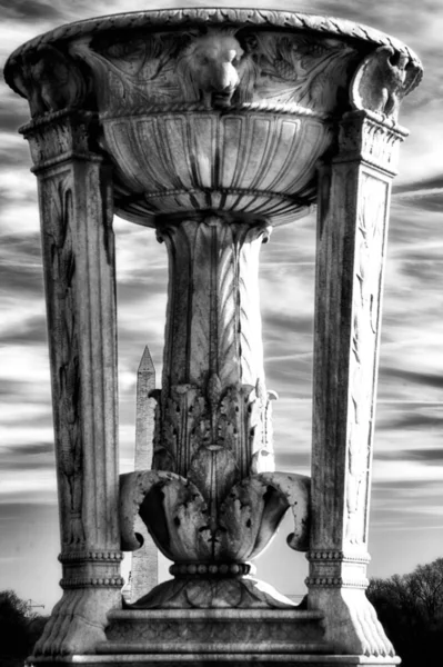 Monumento de Washington visto por trás de um ornamento — Fotografia de Stock